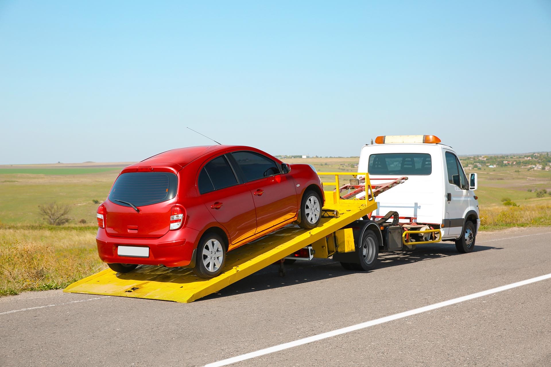 Dépanneur en train de remorquer une voiture